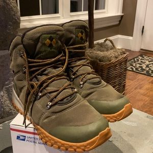 Mens waterproof Columbia army green boots